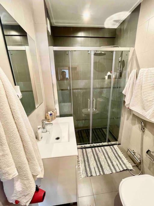 Quarto De Casal Close To Lisbon Flat Equipado Almada Zewnętrze zdjęcie